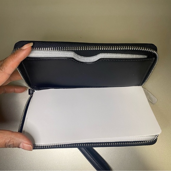 NWT ULTRA RARE MICHAEL KORS SILVER METALLIC MIRROR JET SET TRAVEL WRISTLET - Picture 4 of 5